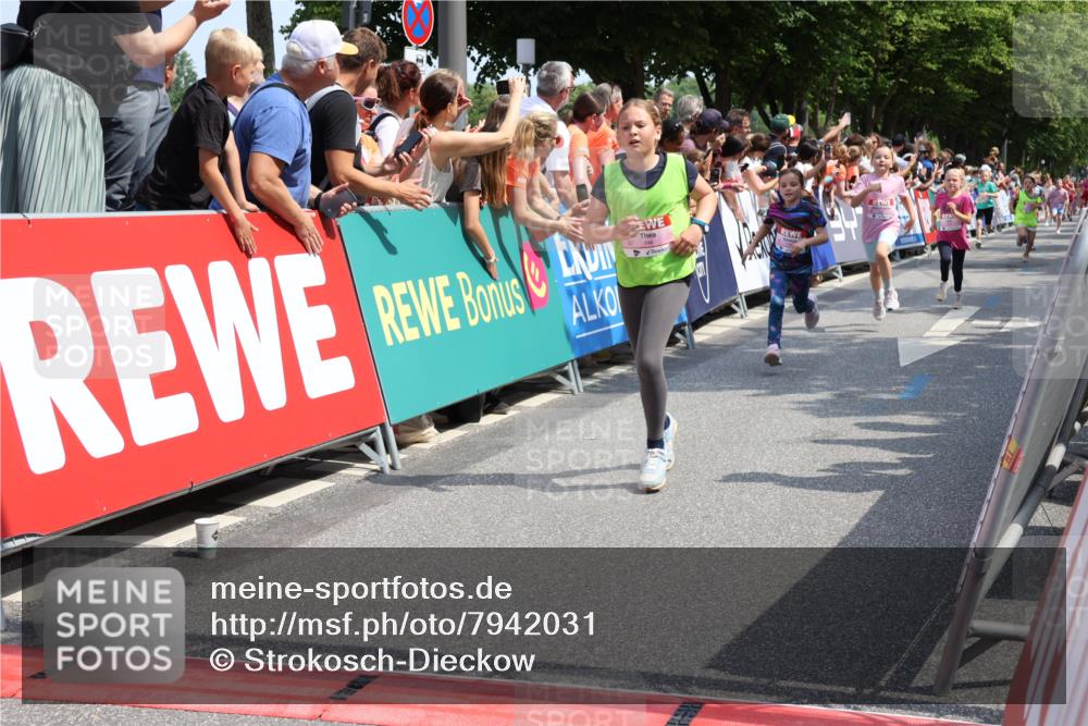 15.06.2025 - REWE Women's Run Strokosch-Dieckow http://msf.ph/oto/7942031 15.06.2025 11:34:33 Ziel 110, 146, 150, 154, 157, 163, 167, 178, 180, 188, 192, 217, 234, 237, 274, 283, 306, 314 meine-sportfotos.de