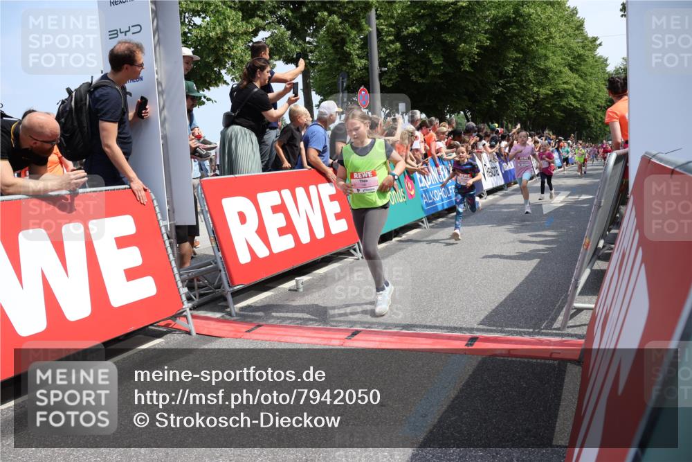 15.06.2025 - REWE Women's Run Strokosch-Dieckow http://msf.ph/oto/7942050 15.06.2025 11:34:34 Ziel 146, 150, 154, 157, 163, 167, 176, 178, 180, 188, 189, 192, 217, 237, 274, 283, 306, 314 meine-sportfotos.de