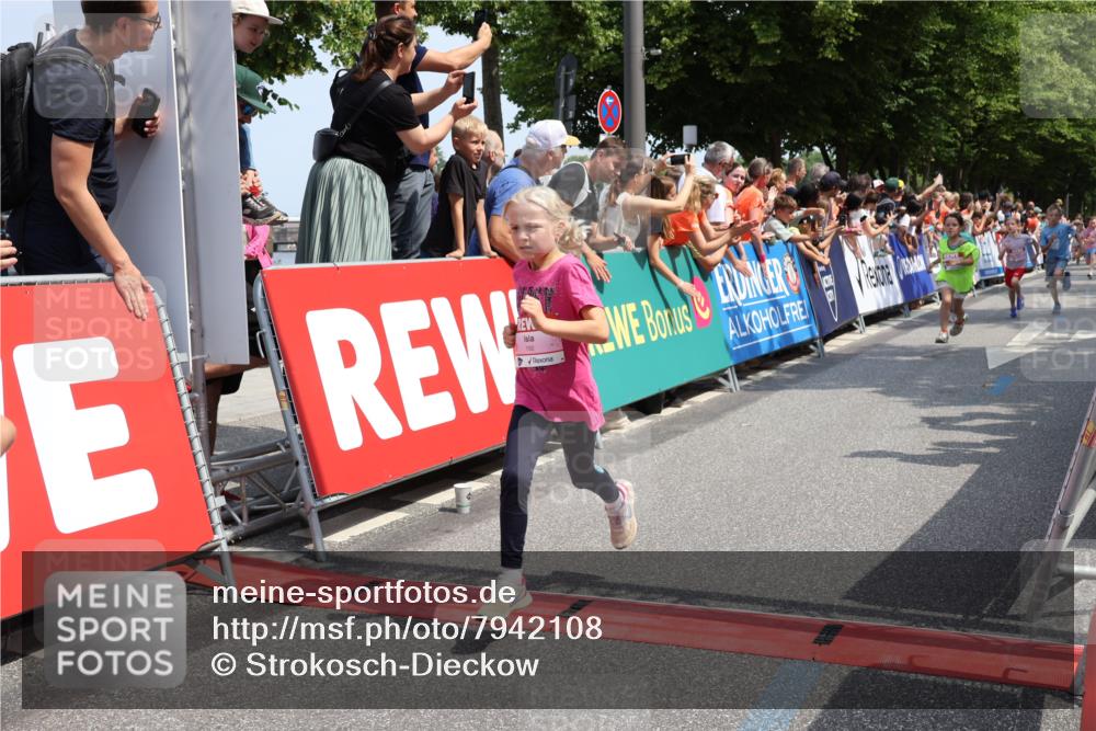 15.06.2025 - REWE Women's Run Strokosch-Dieckow http://msf.ph/oto/7942108 15.06.2025 11:34:36 Ziel 146, 150, 157, 163, 167, 169, 176, 178, 180, 188, 189, 217, 221, 237, 274, 314 meine-sportfotos.de