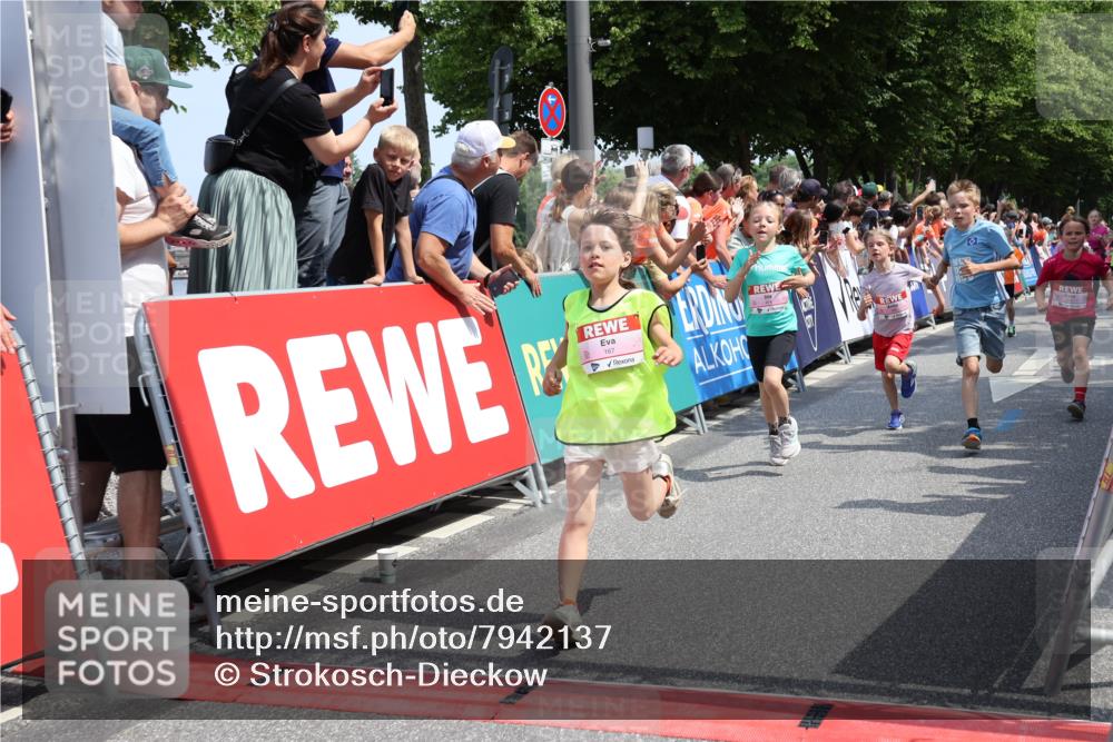15.06.2025 - REWE Women's Run Strokosch-Dieckow http://msf.ph/oto/7942137 15.06.2025 11:34:38 Ziel 146, 150, 157, 163, 167, 169, 176, 178, 180, 189, 221, 237, 274, 293, 314 meine-sportfotos.de