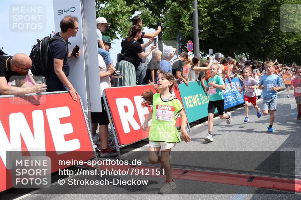 15.06.2025 - REWE Women's Run Strokosch-Dieckow http://msf.ph/oto/7942151 15.06.2025 11:34:39 Ziel 146, 150, 167, 169, 176, 178, 179, 180, 189, 221, 274, 293, 314 meine-sportfotos.de