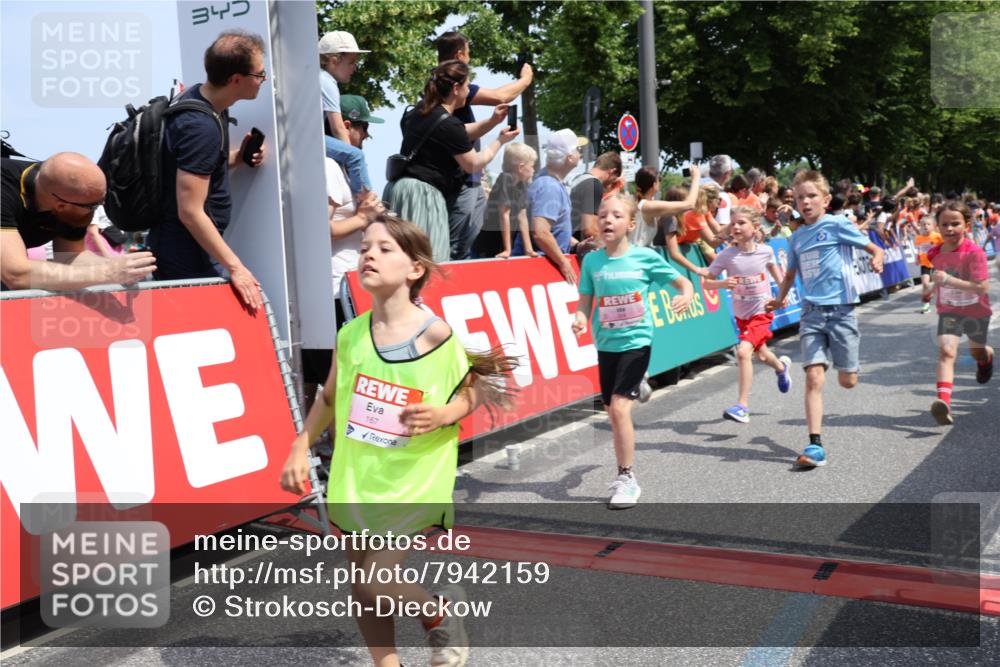 15.06.2025 - REWE Women's Run Strokosch-Dieckow http://msf.ph/oto/7942159 15.06.2025 11:34:39 Ziel 146, 150, 167, 169, 176, 178, 179, 180, 189, 221, 274, 293, 314 meine-sportfotos.de
