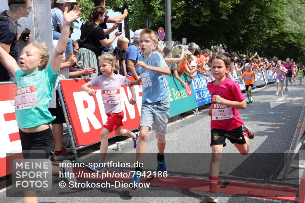 15.06.2025 - REWE Women's Run Strokosch-Dieckow http://msf.ph/oto/7942186 15.06.2025 11:34:40 Ziel 146, 150, 167, 169, 172, 173, 176, 178, 179, 189, 221, 274, 293, 314 meine-sportfotos.de
