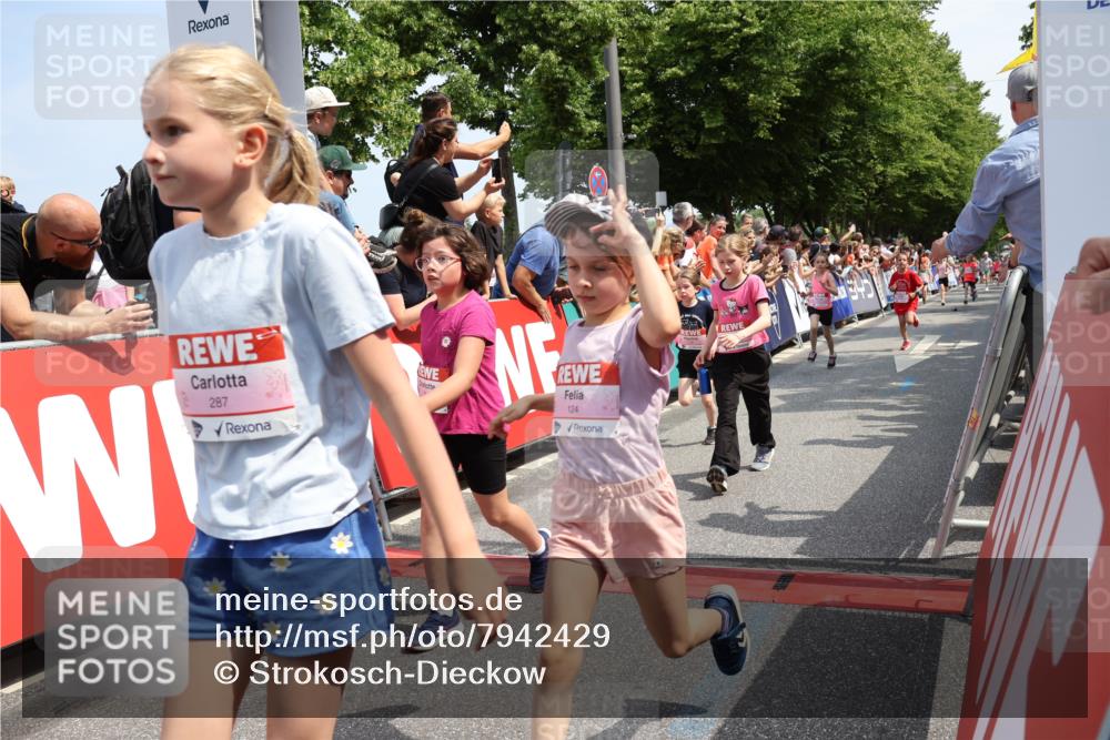 15.06.2025 - REWE Women's Run Strokosch-Dieckow http://msf.ph/oto/7942429 15.06.2025 11:34:53 Ziel 106, 113, 116, 123, 124, 135, 143, 153, 160, 165, 172, 173, 213, 231, 256, 287, 290, 323 meine-sportfotos.de