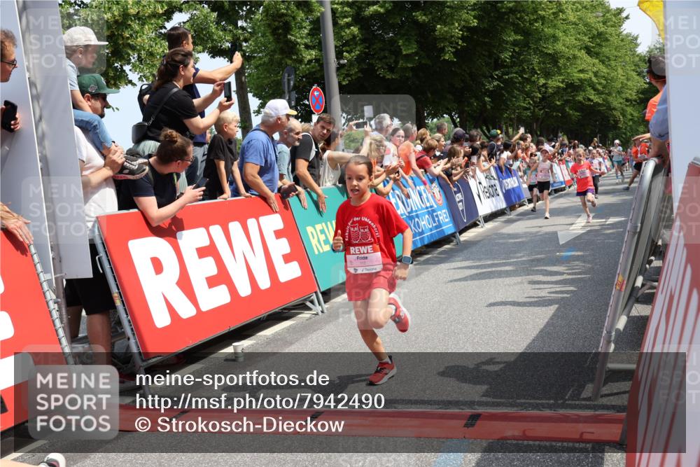 15.06.2025 - REWE Women's Run Strokosch-Dieckow http://msf.ph/oto/7942490 15.06.2025 11:34:55 Ziel 113, 116, 123, 124, 135, 143, 160, 165, 213, 231, 250, 287, 290, 323 meine-sportfotos.de