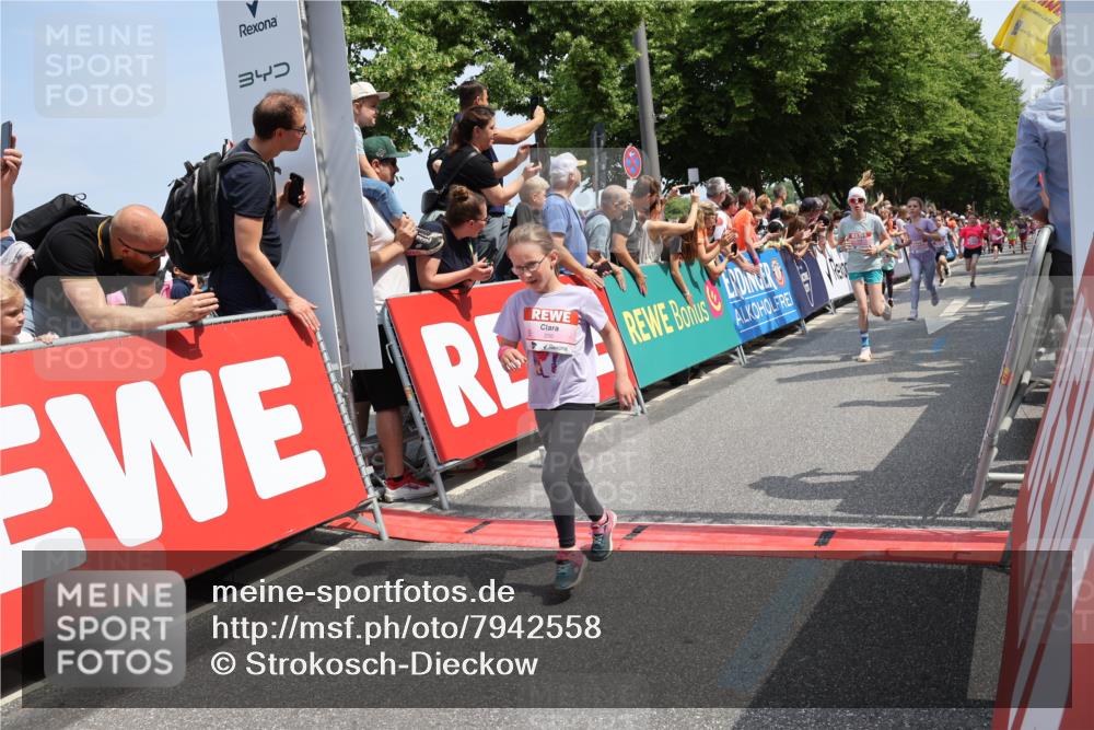 15.06.2025 - REWE Women's Run Strokosch-Dieckow http://msf.ph/oto/7942558 15.06.2025 11:35:01 Ziel 113, 116, 135, 162, 165, 216, 231, 233, 250, 290, 312, 316, 323 meine-sportfotos.de