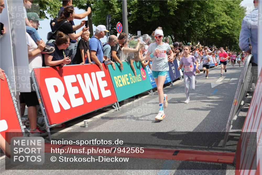 15.06.2025 - REWE Women's Run Strokosch-Dieckow http://msf.ph/oto/7942565 15.06.2025 11:35:02 Ziel 113, 162, 165, 207, 216, 231, 233, 250, 263, 290, 312, 316, 323 meine-sportfotos.de