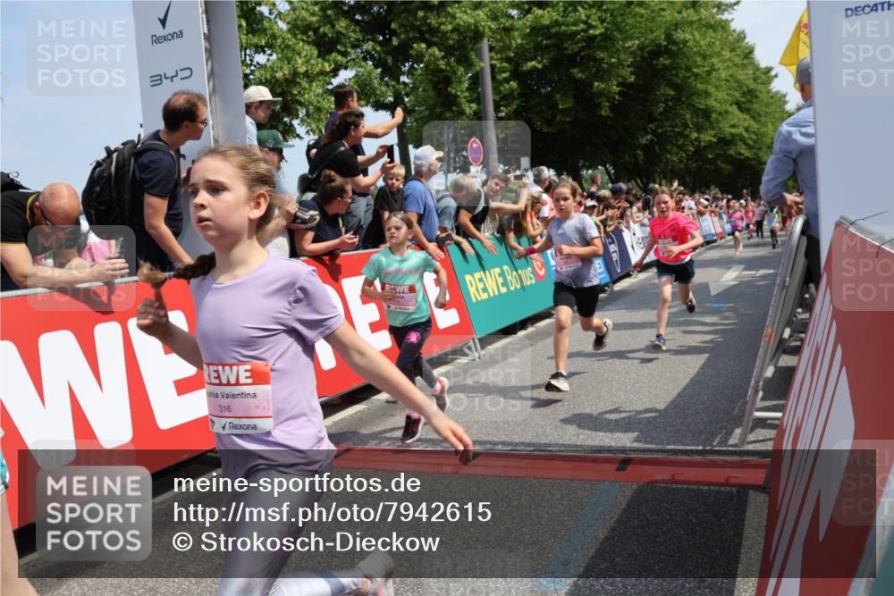15.06.2025 - REWE Women's Run Strokosch-Dieckow http://msf.ph/oto/7942615 15.06.2025 11:35:03 Ziel 162, 207, 216, 231, 233, 250, 263, 290, 312, 316, 323 meine-sportfotos.de