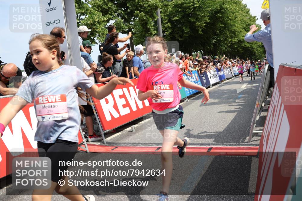 15.06.2025 - REWE Women's Run Strokosch-Dieckow http://msf.ph/oto/7942634 15.06.2025 11:35:04 Ziel 156, 162, 207, 216, 231, 233, 250, 263, 290, 312, 316, 323 meine-sportfotos.de
