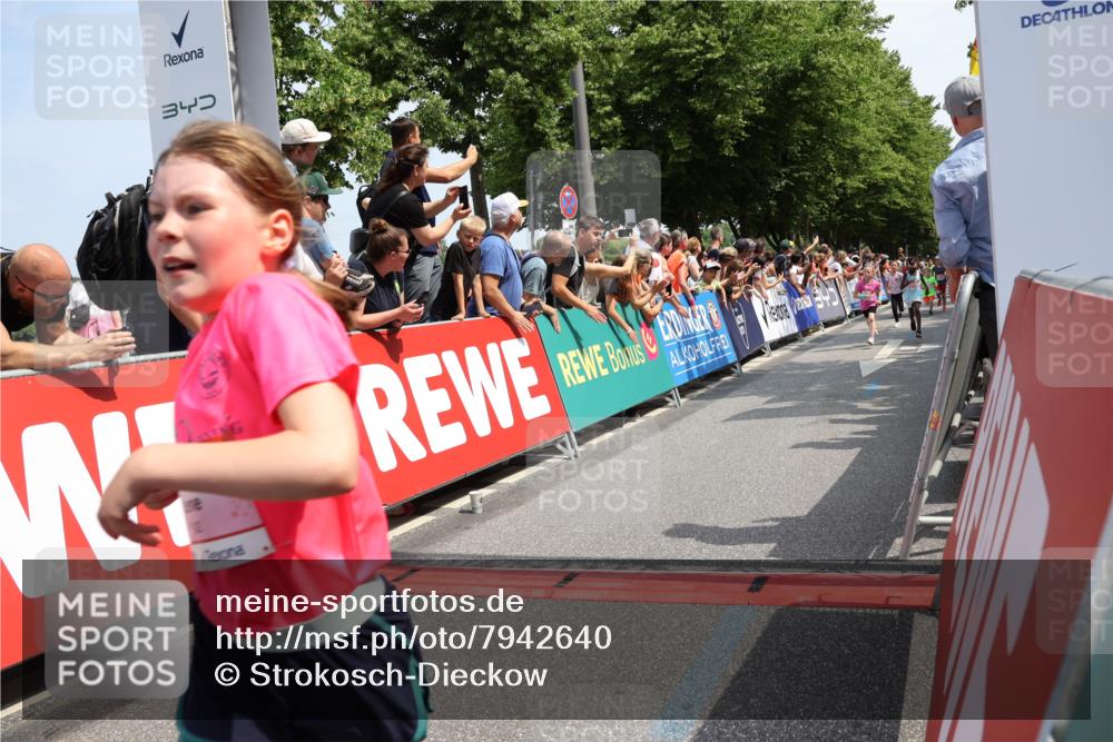 15.06.2025 - REWE Women's Run Strokosch-Dieckow http://msf.ph/oto/7942640 15.06.2025 11:35:05 Ziel 156, 162, 174, 207, 214, 216, 231, 233, 250, 263, 285, 290, 312, 316, 323 meine-sportfotos.de