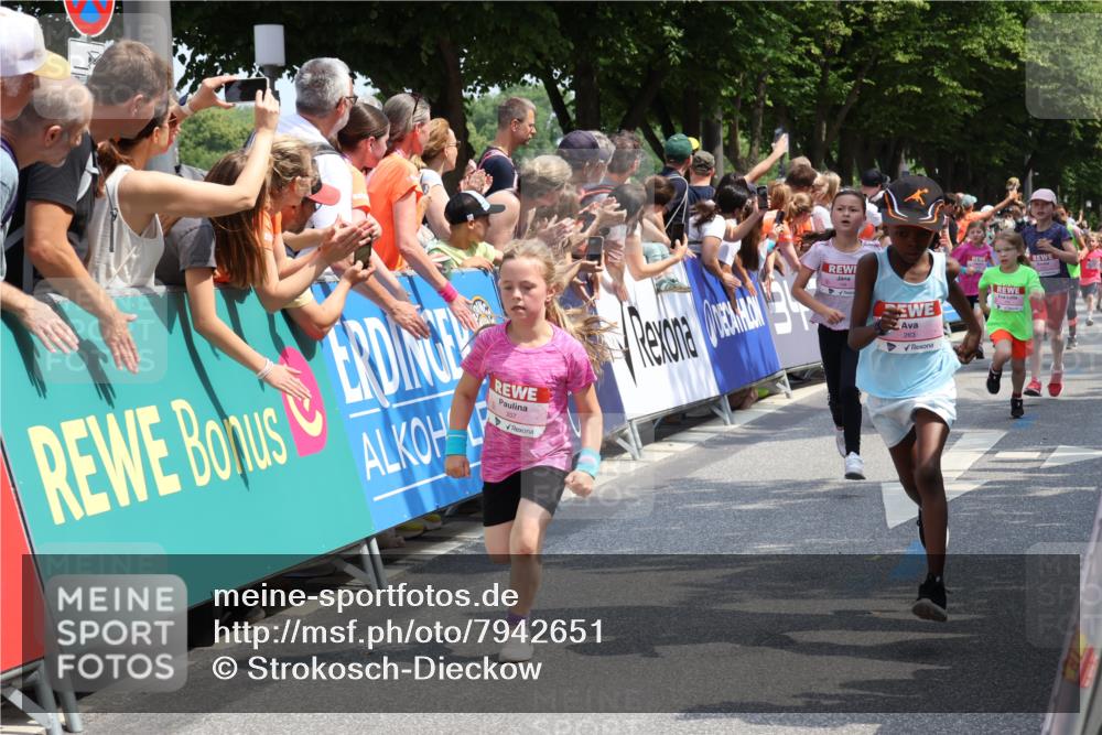 15.06.2025 - REWE Women's Run Strokosch-Dieckow http://msf.ph/oto/7942651 15.06.2025 11:35:07 Ziel 112, 115, 156, 162, 174, 207, 214, 216, 233, 250, 263, 273, 285, 312, 316 meine-sportfotos.de