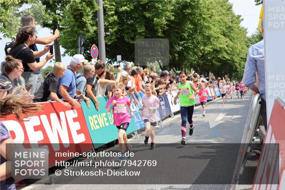 15.06.2025 - REWE Women's Run Strokosch-Dieckow http://msf.ph/oto/7942769 15.06.2025 11:35:12 Ziel 112, 115, 156, 161, 170, 174, 201, 207, 211, 214, 225, 263, 273, 285 meine-sportfotos.de
