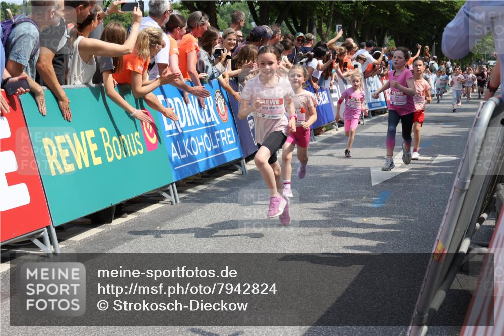 15.06.2025 - REWE Women's Run Strokosch-Dieckow http://msf.ph/oto/7942824 15.06.2025 11:35:16 Ziel 112, 115, 118, 156, 161, 170, 174, 201, 211, 214, 225, 261, 273, 285, 313 meine-sportfotos.de