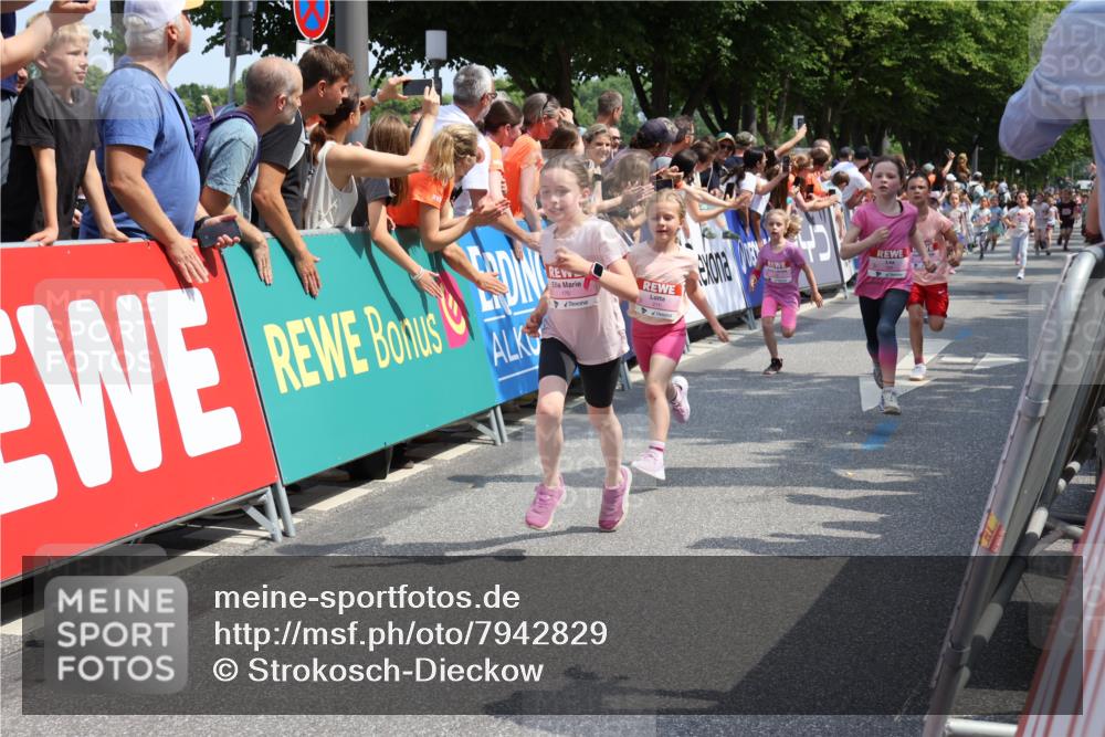 15.06.2025 - REWE Women's Run Strokosch-Dieckow http://msf.ph/oto/7942829 15.06.2025 11:35:17 Ziel 112, 115, 118, 128, 156, 161, 170, 174, 201, 211, 214, 225, 261, 273, 285, 309, 313 meine-sportfotos.de