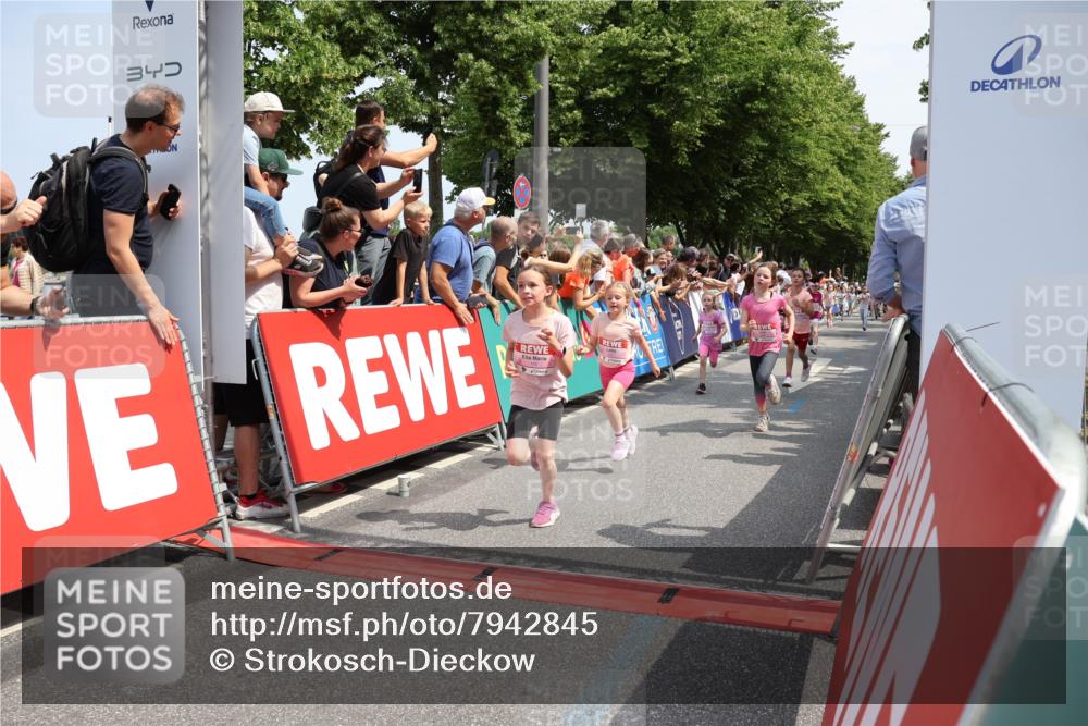 15.06.2025 - REWE Women's Run Strokosch-Dieckow http://msf.ph/oto/7942845 15.06.2025 11:35:17 Ziel 112, 115, 118, 128, 156, 161, 170, 174, 201, 211, 214, 225, 261, 273, 285, 309, 313 meine-sportfotos.de