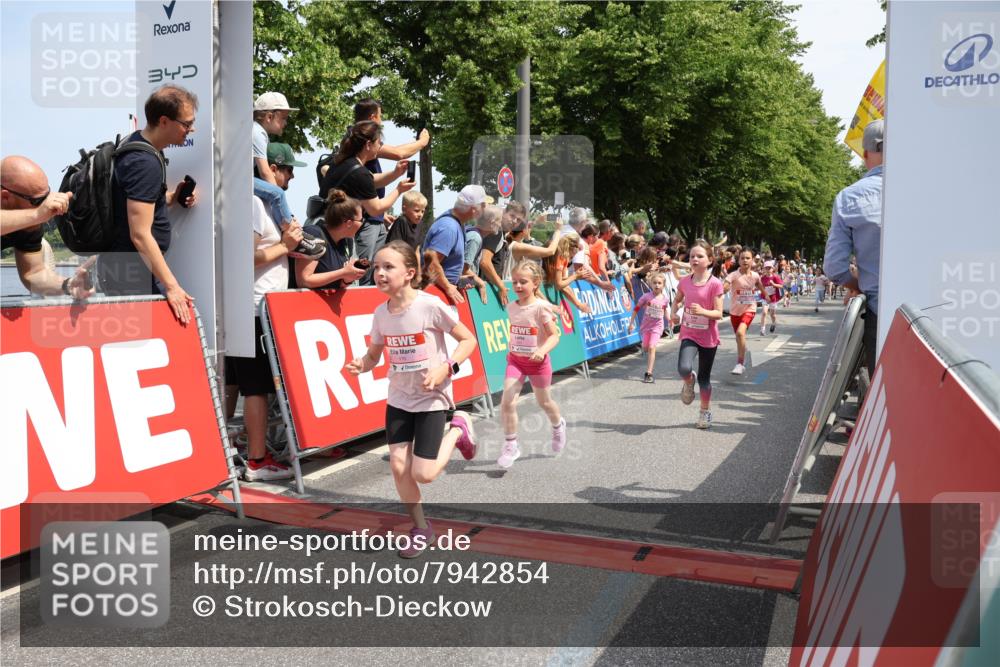 15.06.2025 - REWE Women's Run Strokosch-Dieckow http://msf.ph/oto/7942854 15.06.2025 11:35:18 Ziel 112, 115, 118, 128, 161, 170, 174, 201, 211, 214, 225, 261, 273, 285, 309, 313 meine-sportfotos.de
