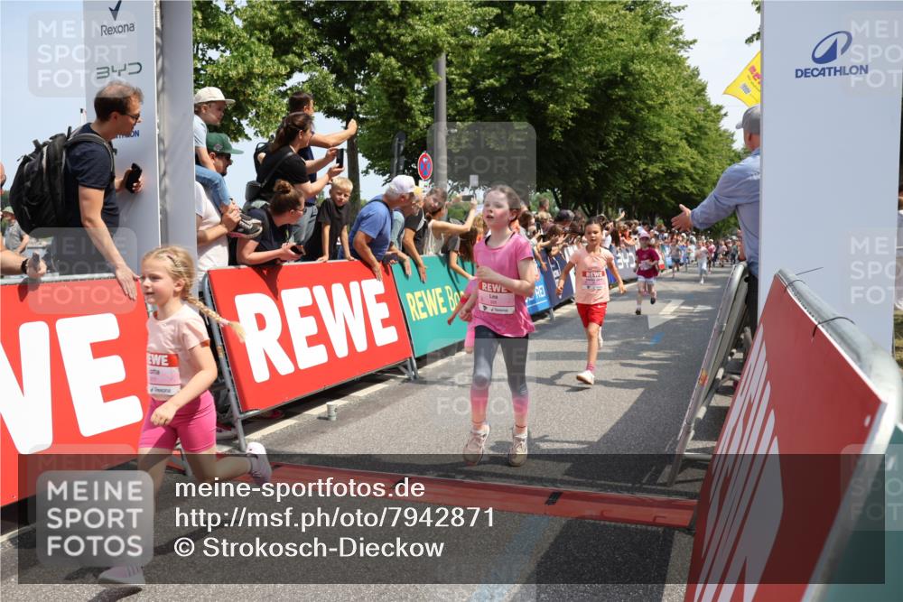 15.06.2025 - REWE Women's Run Strokosch-Dieckow http://msf.ph/oto/7942871 15.06.2025 11:35:18 Ziel 112, 115, 118, 128, 161, 170, 174, 201, 211, 214, 225, 261, 273, 285, 309, 313 meine-sportfotos.de