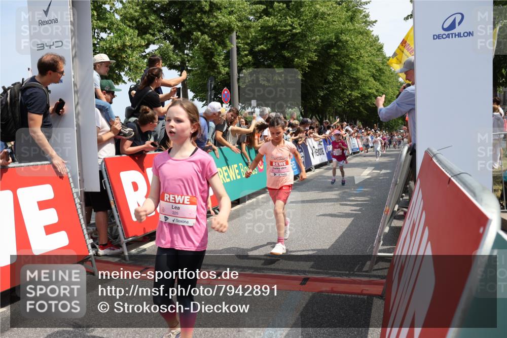 15.06.2025 - REWE Women's Run Strokosch-Dieckow http://msf.ph/oto/7942891 15.06.2025 11:35:19 Ziel 112, 115, 118, 128, 161, 170, 201, 211, 225, 261, 273, 309, 313 meine-sportfotos.de