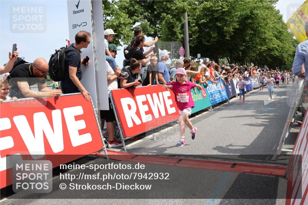 15.06.2025 - REWE Women's Run Strokosch-Dieckow http://msf.ph/oto/7942932 15.06.2025 11:35:21 Ziel 118, 128, 131, 139, 161, 170, 175, 201, 211, 220, 225, 261, 296, 309, 313 meine-sportfotos.de