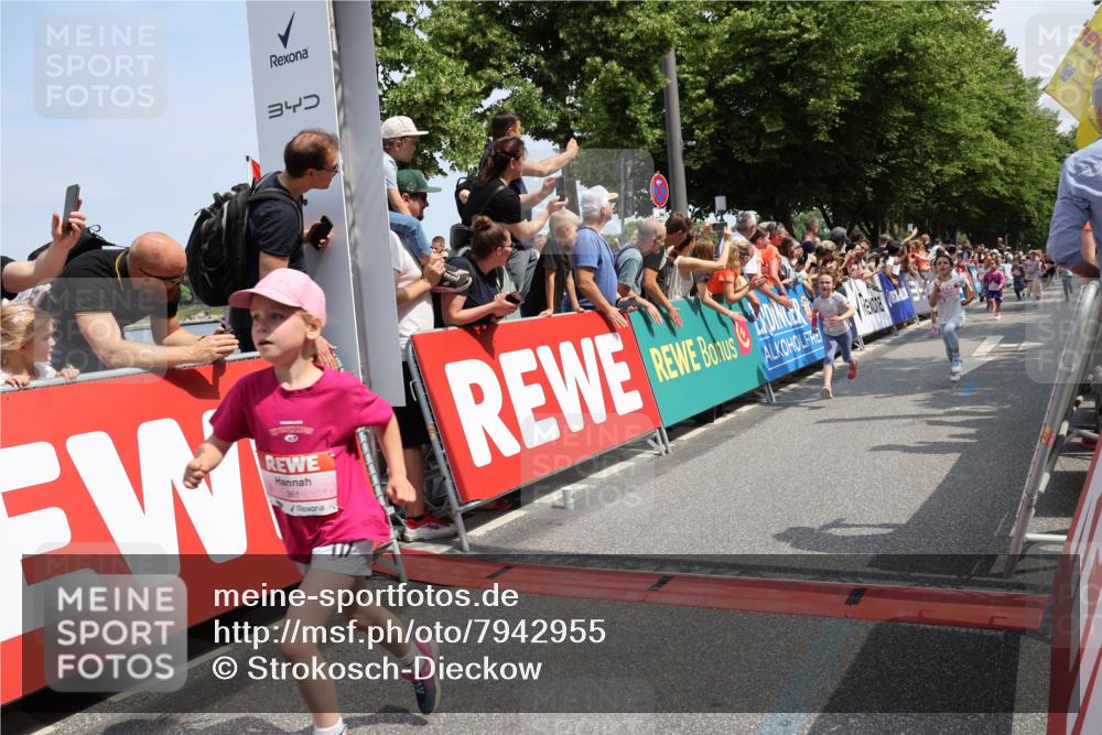 15.06.2025 - REWE Women's Run Strokosch-Dieckow http://msf.ph/oto/7942955 15.06.2025 11:35:21 Ziel 118, 128, 131, 139, 161, 170, 175, 201, 211, 220, 225, 261, 296, 309, 313 meine-sportfotos.de