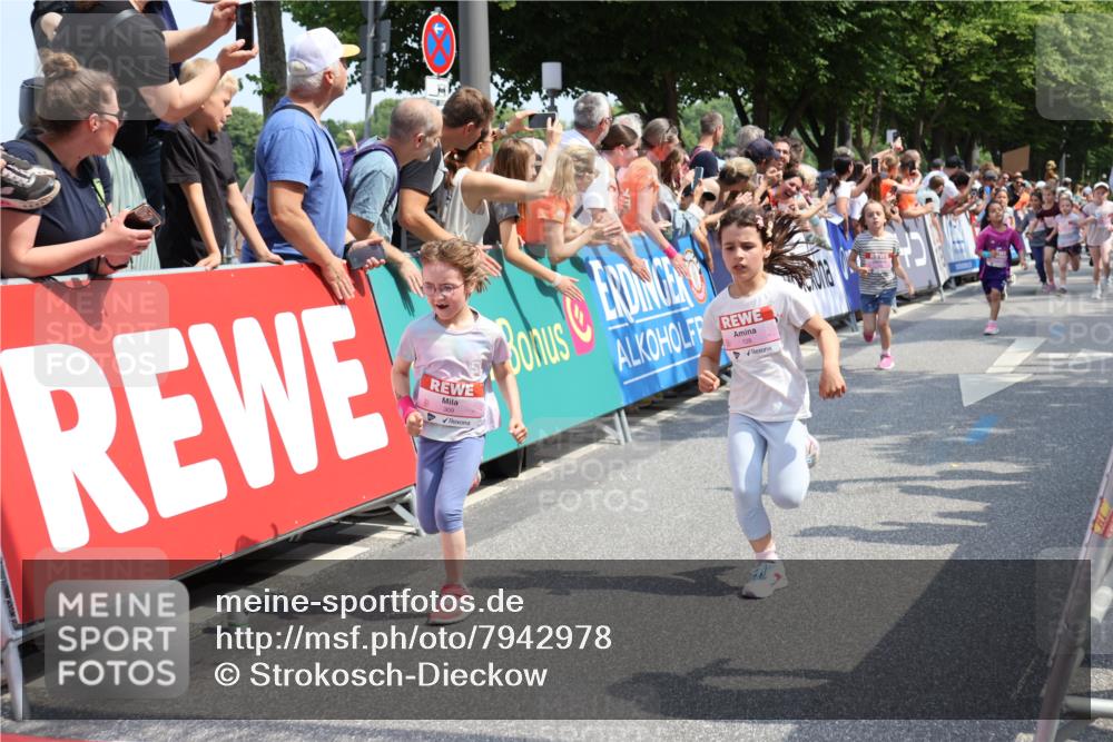 15.06.2025 - REWE Women's Run Strokosch-Dieckow http://msf.ph/oto/7942978 15.06.2025 11:35:23 Ziel 118, 120, 128, 131, 137, 139, 170, 175, 211, 220, 225, 261, 268, 269, 286, 296, 309, 313 meine-sportfotos.de