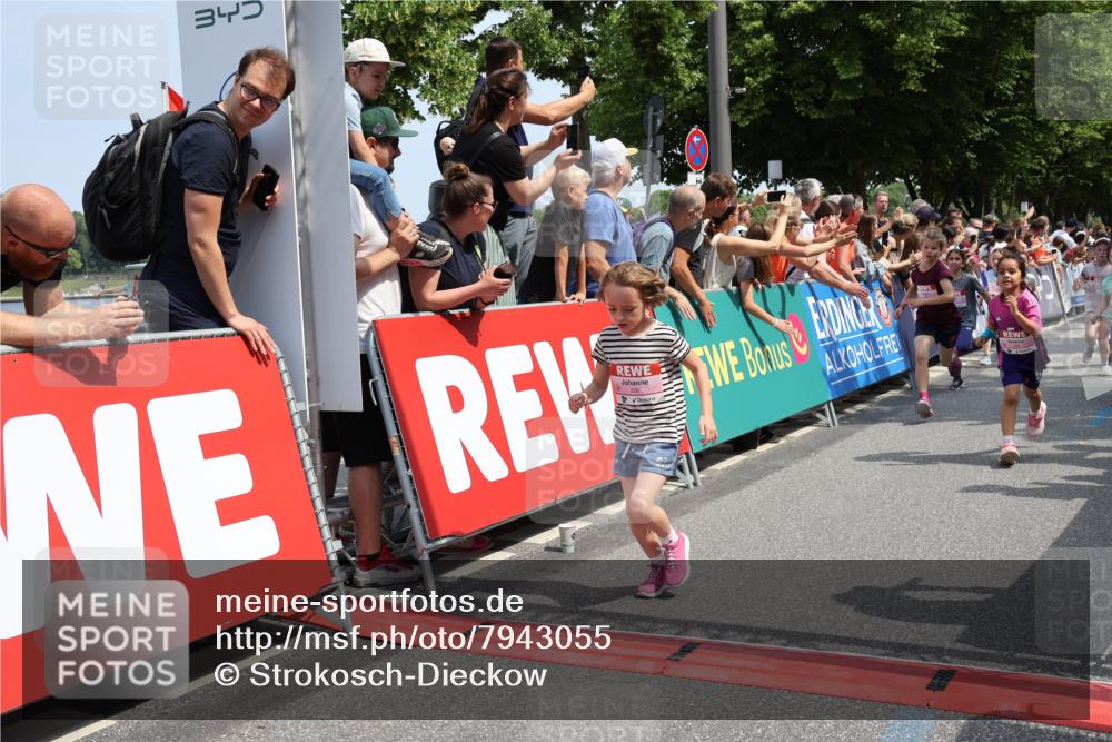 15.06.2025 - REWE Women's Run Strokosch-Dieckow http://msf.ph/oto/7943055 15.06.2025 11:35:25 Ziel 111, 118, 120, 128, 131, 137, 139, 175, 211, 220, 225, 261, 268, 269, 284, 286, 296, 309, 313 meine-sportfotos.de
