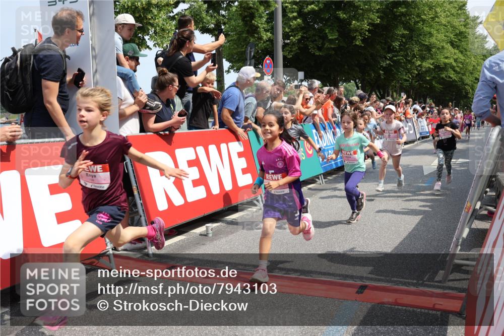 15.06.2025 - REWE Women's Run Strokosch-Dieckow http://msf.ph/oto/7943103 15.06.2025 11:35:27 Ziel 111, 120, 128, 131, 137, 139, 175, 220, 229, 240, 246, 261, 268, 269, 284, 286, 295, 296, 302, 309 meine-sportfotos.de