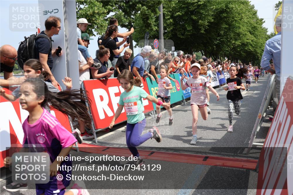 15.06.2025 - REWE Women's Run Strokosch-Dieckow http://msf.ph/oto/7943129 15.06.2025 11:35:28 Ziel 111, 120, 128, 131, 137, 139, 175, 220, 229, 240, 246, 261, 268, 269, 284, 286, 295, 296, 302, 309 meine-sportfotos.de