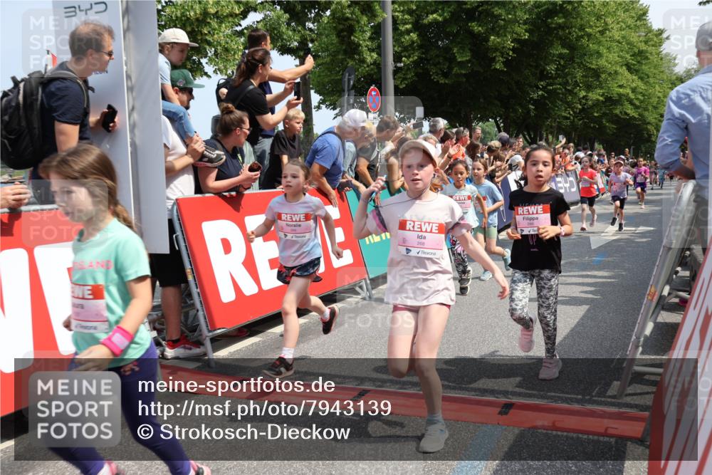 15.06.2025 - REWE Women's Run Strokosch-Dieckow http://msf.ph/oto/7943139 15.06.2025 11:35:28 Ziel 111, 120, 128, 131, 137, 139, 175, 220, 229, 240, 246, 261, 268, 269, 284, 286, 295, 296, 302, 309 meine-sportfotos.de