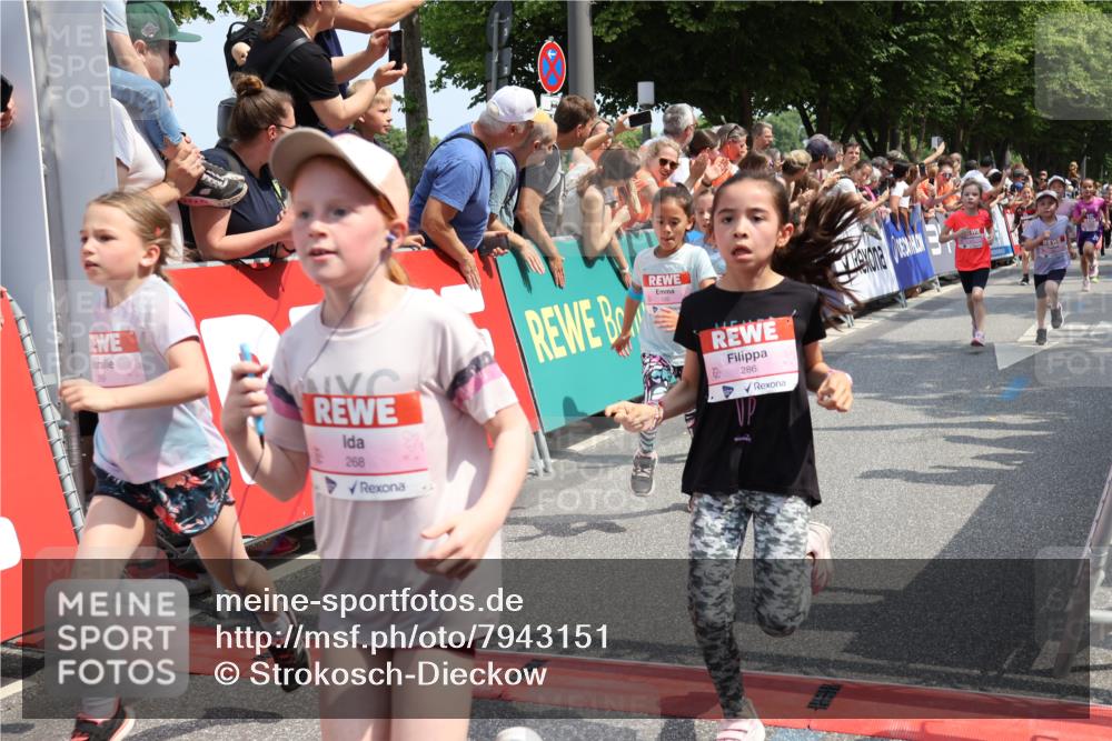 15.06.2025 - REWE Women's Run Strokosch-Dieckow http://msf.ph/oto/7943151 15.06.2025 11:35:28 Ziel 111, 120, 128, 131, 137, 139, 175, 220, 229, 240, 246, 261, 268, 269, 284, 286, 295, 296, 302, 309 meine-sportfotos.de