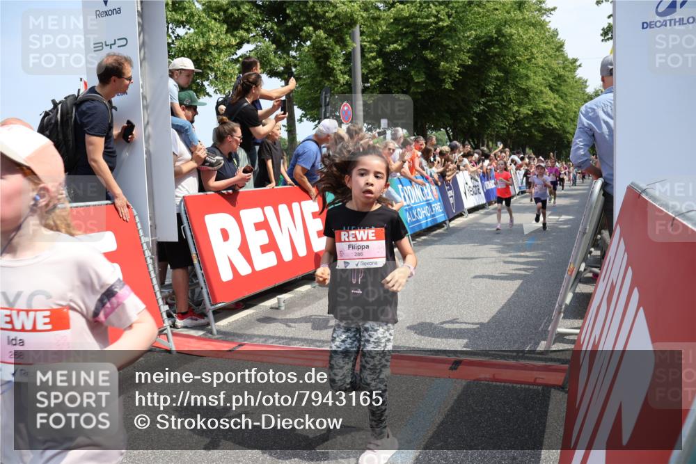 15.06.2025 - REWE Women's Run Strokosch-Dieckow http://msf.ph/oto/7943165 15.06.2025 11:35:29 Ziel 111, 120, 128, 131, 137, 139, 152, 175, 220, 229, 240, 246, 268, 269, 284, 286, 295, 296, 302, 309 meine-sportfotos.de