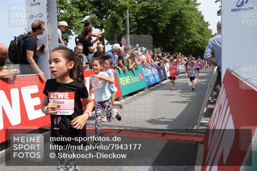 15.06.2025 - REWE Women's Run Strokosch-Dieckow http://msf.ph/oto/7943177 15.06.2025 11:35:29 Ziel 111, 120, 128, 131, 137, 139, 152, 175, 220, 229, 240, 246, 268, 269, 284, 286, 295, 296, 302, 309 meine-sportfotos.de