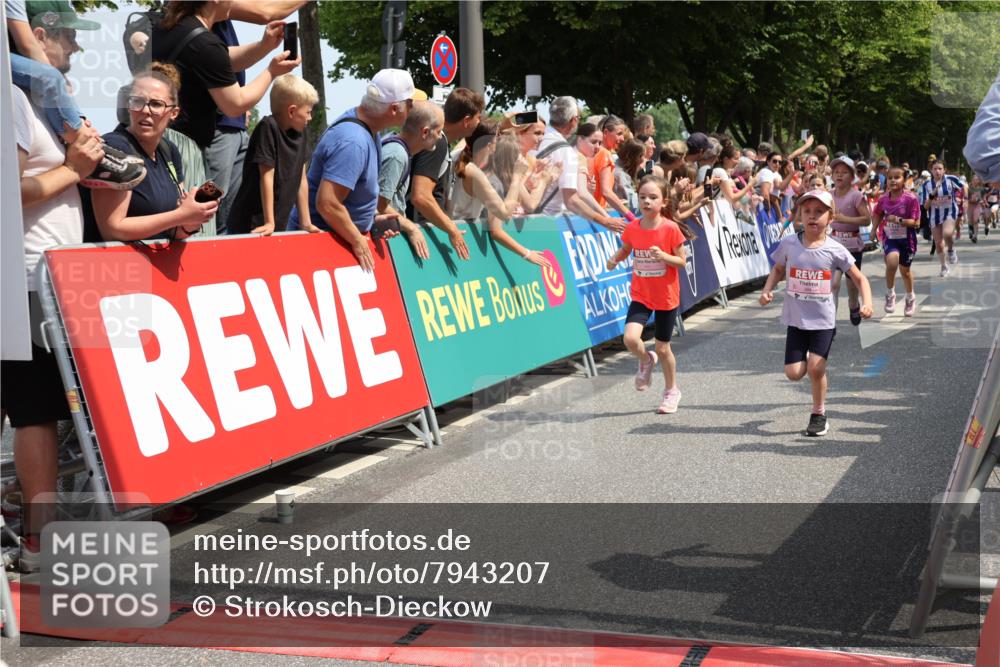 15.06.2025 - REWE Women's Run Strokosch-Dieckow http://msf.ph/oto/7943207 15.06.2025 11:35:30 Ziel 111, 120, 121, 128, 131, 137, 139, 152, 175, 220, 229, 240, 246, 268, 269, 284, 286, 295, 296, 302, 309 meine-sportfotos.de