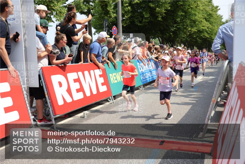 15.06.2025 - REWE Women's Run Strokosch-Dieckow http://msf.ph/oto/7943232 15.06.2025 11:35:31 Ziel 111, 120, 121, 122, 131, 137, 139, 152, 175, 220, 229, 240, 246, 251, 268, 269, 284, 286, 295, 296, 302 meine-sportfotos.de