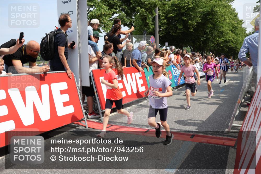 15.06.2025 - REWE Women's Run Strokosch-Dieckow http://msf.ph/oto/7943256 15.06.2025 11:35:31 Ziel 111, 120, 121, 122, 131, 137, 139, 152, 175, 220, 229, 240, 246, 251, 268, 269, 284, 286, 295, 296, 302 meine-sportfotos.de