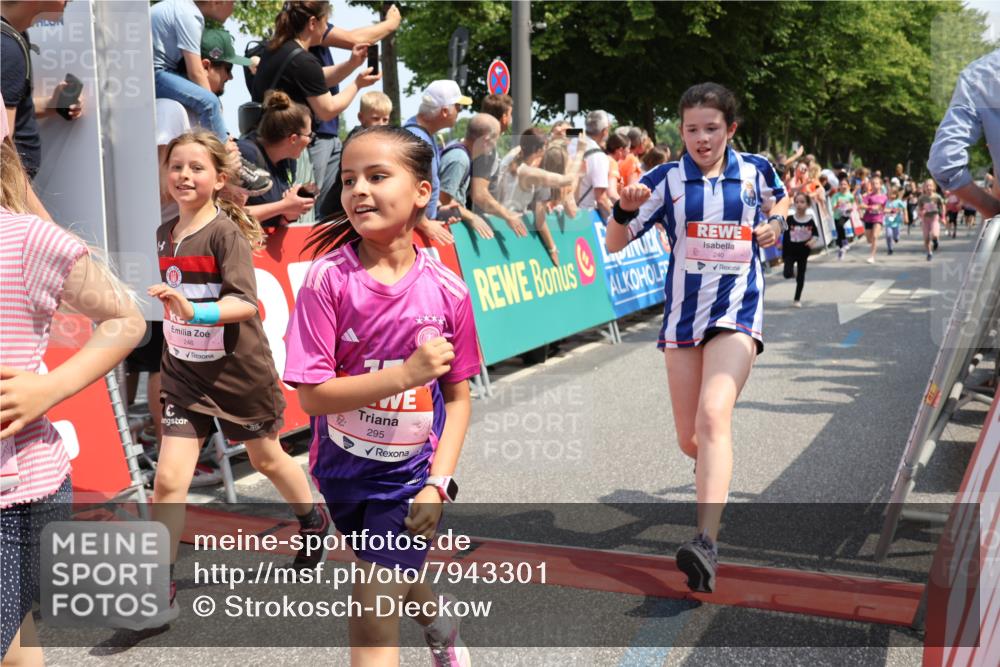 15.06.2025 - REWE Women's Run Strokosch-Dieckow http://msf.ph/oto/7943301 15.06.2025 11:35:33 Ziel 107, 111, 120, 121, 122, 131, 137, 139, 152, 175, 220, 229, 240, 246, 251, 260, 264, 268, 269, 280, 284, 286, 295, 296, 302 meine-sportfotos.de