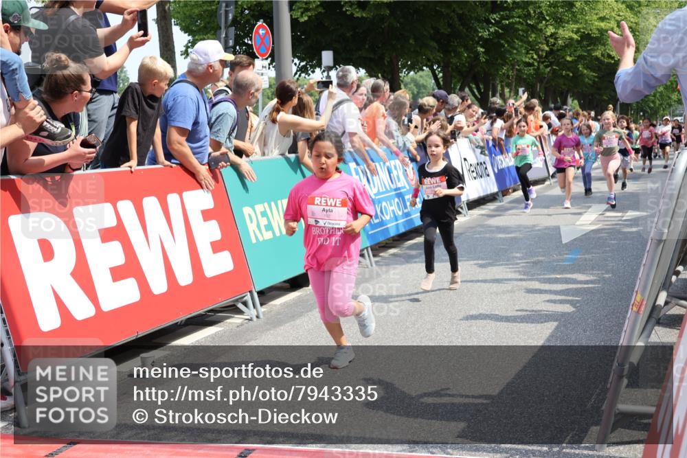 15.06.2025 - REWE Women's Run Strokosch-Dieckow http://msf.ph/oto/7943335 15.06.2025 11:35:34 Ziel 107, 111, 120, 121, 122, 131, 133, 137, 139, 152, 175, 181, 229, 240, 246, 251, 260, 264, 268, 269, 280, 284, 286, 295, 296, 302 meine-sportfotos.de