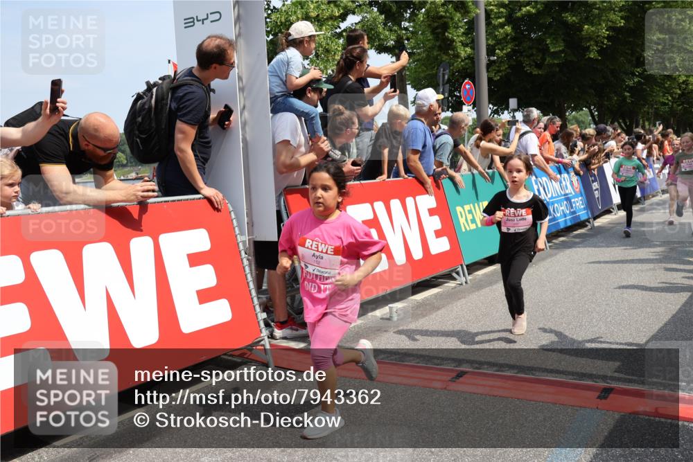 15.06.2025 - REWE Women's Run Strokosch-Dieckow http://msf.ph/oto/7943362 15.06.2025 11:35:35 Ziel 107, 111, 120, 121, 122, 125, 133, 137, 152, 181, 229, 240, 246, 251, 260, 264, 268, 269, 280, 281, 284, 286, 295, 302 meine-sportfotos.de