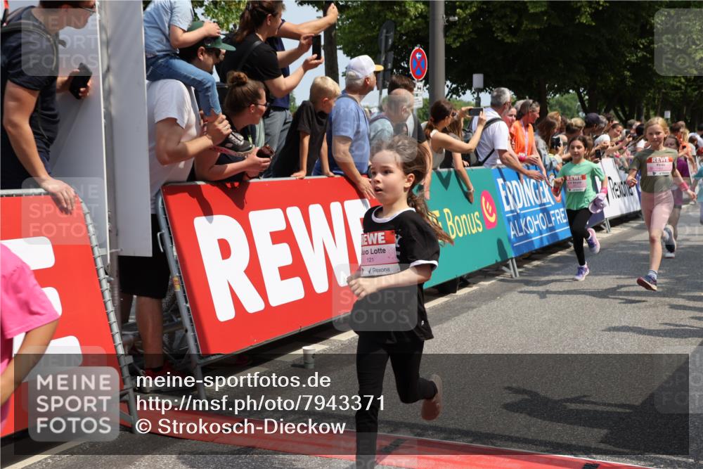 15.06.2025 - REWE Women's Run Strokosch-Dieckow http://msf.ph/oto/7943371 15.06.2025 11:35:36 Ziel 107, 111, 120, 121, 122, 125, 133, 137, 152, 181, 229, 240, 246, 251, 260, 264, 280, 281, 284, 295, 302 meine-sportfotos.de