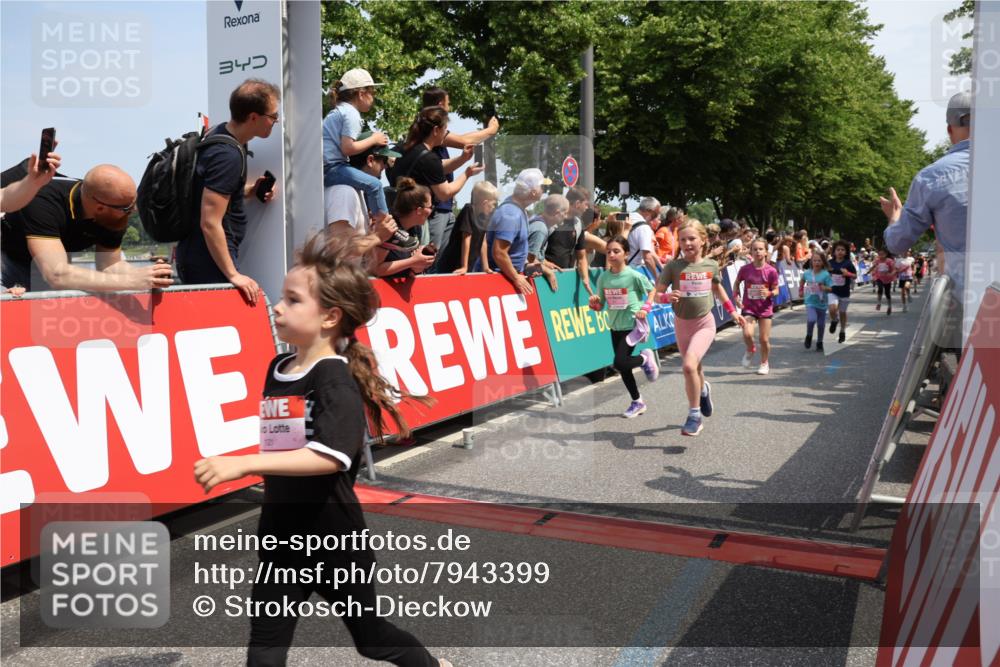 15.06.2025 - REWE Women's Run Strokosch-Dieckow http://msf.ph/oto/7943399 15.06.2025 11:35:36 Ziel 107, 111, 120, 121, 122, 125, 133, 137, 152, 181, 229, 240, 246, 251, 260, 264, 280, 281, 284, 295, 302 meine-sportfotos.de