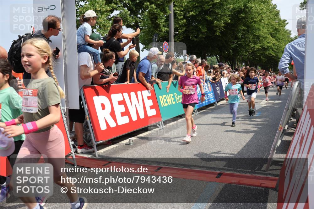 15.06.2025 - REWE Women's Run Strokosch-Dieckow http://msf.ph/oto/7943436 15.06.2025 11:35:37 Ziel 107, 111, 121, 122, 125, 133, 152, 177, 181, 229, 240, 246, 251, 260, 264, 280, 281, 284, 295, 302, 308 meine-sportfotos.de
