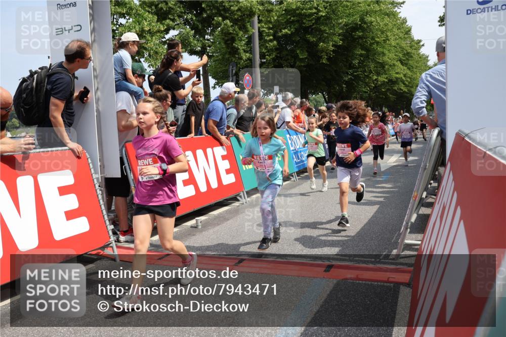 15.06.2025 - REWE Women's Run Strokosch-Dieckow http://msf.ph/oto/7943471 15.06.2025 11:35:39 Ziel 107, 121, 122, 125, 133, 152, 168, 177, 181, 199, 226, 229, 238, 239, 240, 246, 251, 260, 264, 280, 281, 295, 302, 308 meine-sportfotos.de