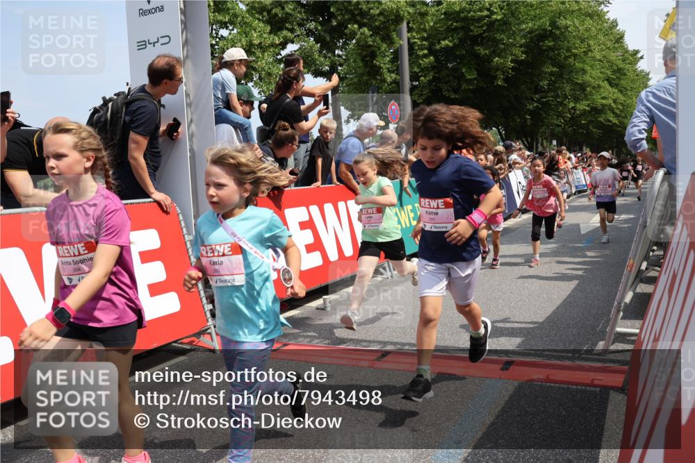 15.06.2025 - REWE Women's Run Strokosch-Dieckow http://msf.ph/oto/7943498 15.06.2025 11:35:39 Ziel 107, 121, 122, 125, 133, 152, 168, 177, 181, 199, 226, 229, 238, 239, 240, 246, 251, 260, 264, 280, 281, 295, 302, 308 meine-sportfotos.de