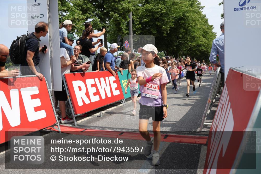 15.06.2025 - REWE Women's Run Strokosch-Dieckow http://msf.ph/oto/7943597 15.06.2025 11:35:42 Ziel 107, 121, 122, 125, 133, 152, 168, 177, 181, 199, 226, 238, 239, 251, 260, 264, 280, 281, 294, 297, 300, 308, 321 meine-sportfotos.de