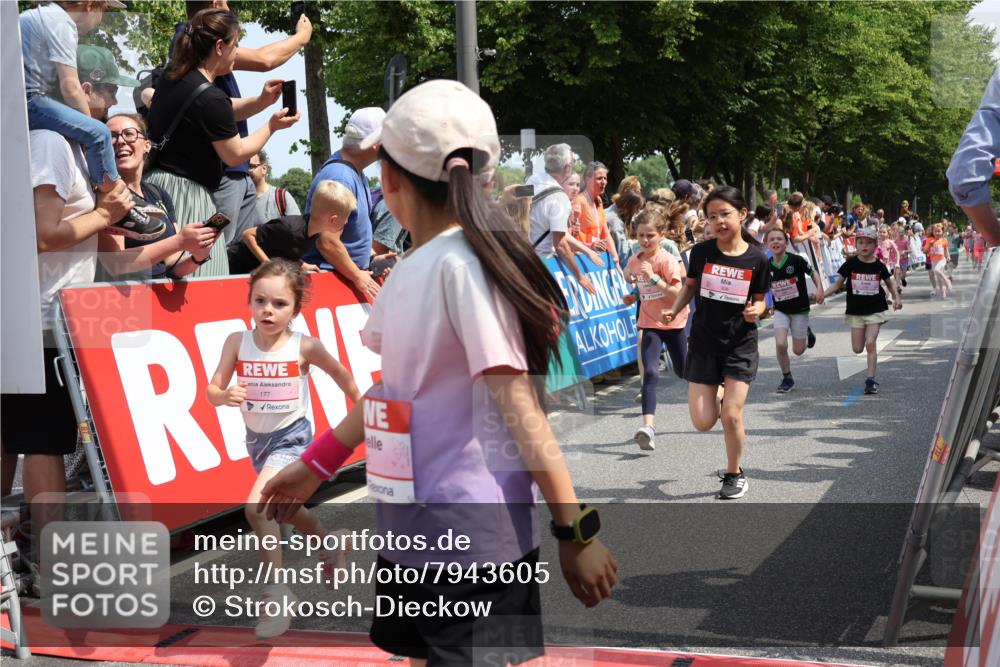 15.06.2025 - REWE Women's Run Strokosch-Dieckow http://msf.ph/oto/7943605 15.06.2025 11:35:43 Ziel 107, 121, 122, 125, 133, 168, 177, 181, 199, 226, 238, 239, 251, 260, 264, 280, 281, 294, 297, 300, 308, 321 meine-sportfotos.de