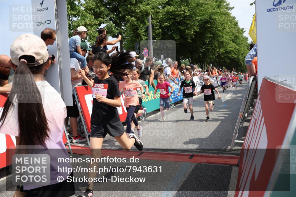 15.06.2025 - REWE Women's Run Strokosch-Dieckow http://msf.ph/oto/7943631 15.06.2025 11:35:44 Ziel 107, 122, 125, 133, 168, 177, 181, 199, 226, 238, 239, 251, 260, 262, 264, 265, 280, 281, 294, 297, 300, 308, 321 meine-sportfotos.de