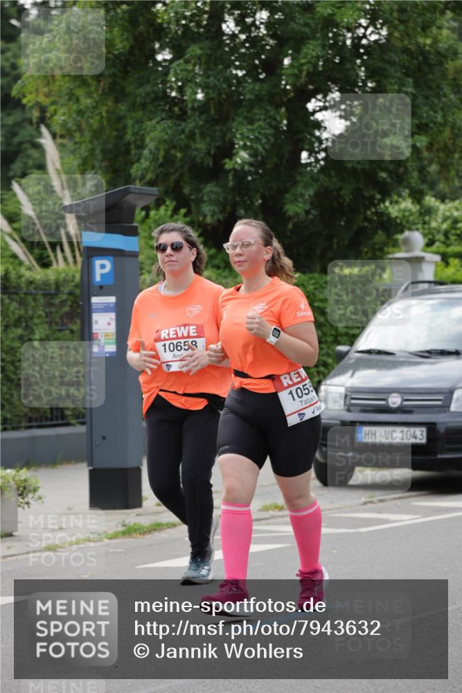 15.06.2025 - REWE Women's Run Jannik Wohlers http://msf.ph/oto/7943632 15.06.2025 08:28:59 Laufen 10658, 1055, 1043 meine-sportfotos.de