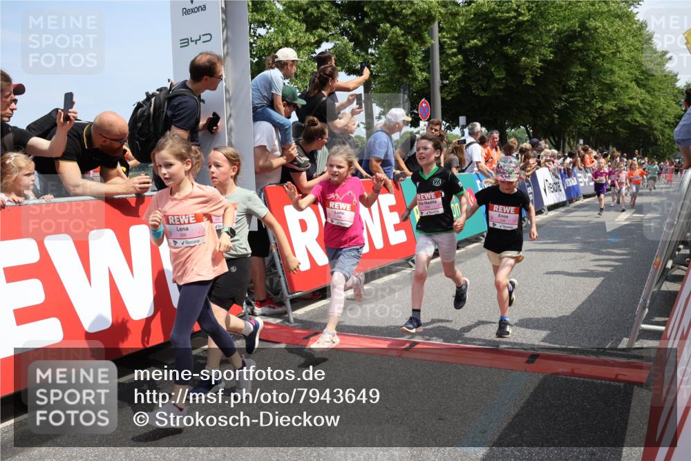 15.06.2025 - REWE Women's Run Strokosch-Dieckow http://msf.ph/oto/7943649 15.06.2025 11:35:45 Ziel 107, 125, 133, 147, 168, 177, 181, 190, 199, 226, 238, 239, 260, 262, 264, 265, 280, 281, 294, 297, 300, 308, 321 meine-sportfotos.de