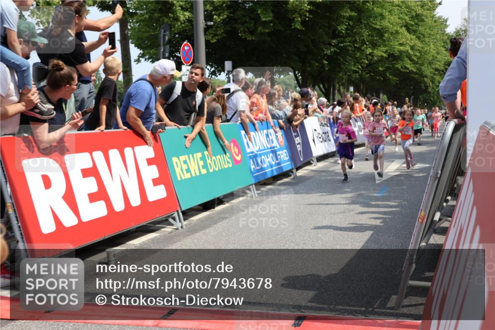 15.06.2025 - REWE Women's Run Strokosch-Dieckow http://msf.ph/oto/7943678 15.06.2025 11:35:46 Ziel 107, 125, 133, 147, 168, 177, 181, 190, 198, 199, 226, 238, 239, 260, 262, 265, 280, 281, 294, 297, 300, 308, 321 meine-sportfotos.de