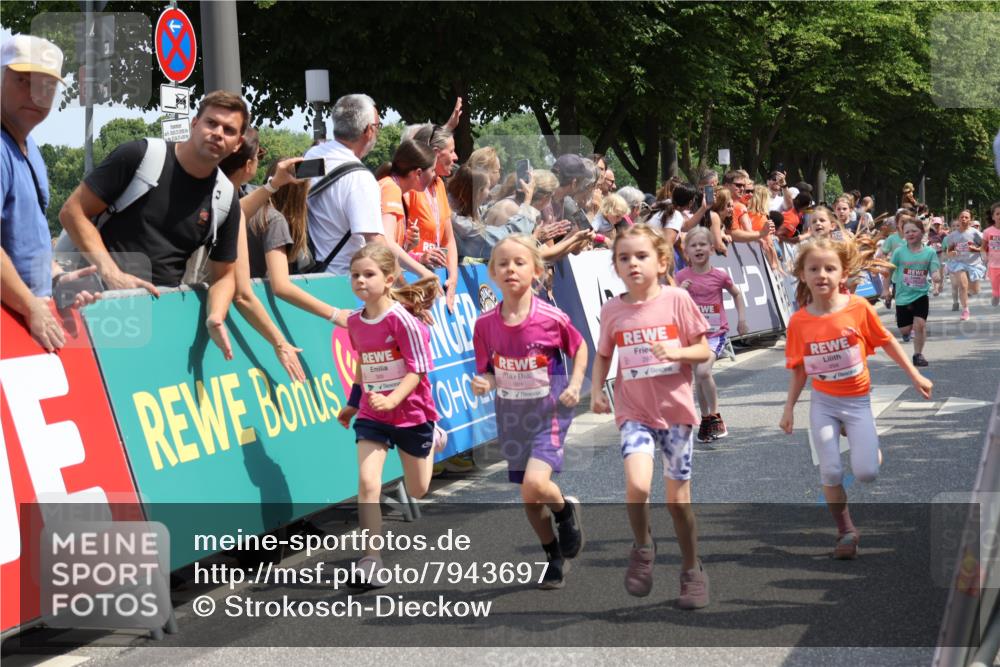 15.06.2025 - REWE Women's Run Strokosch-Dieckow http://msf.ph/oto/7943697 15.06.2025 11:35:47 Ziel 125, 133, 147, 164, 168, 177, 181, 190, 198, 199, 226, 238, 239, 262, 265, 281, 294, 297, 300, 308, 321 meine-sportfotos.de